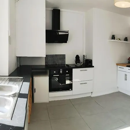 Charming One-bedroom In The Heart Of Prime Location Senlis (Oise)