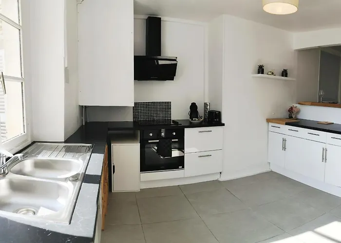 Charming One-bedroom In The Heart Of Prime Location 상리스